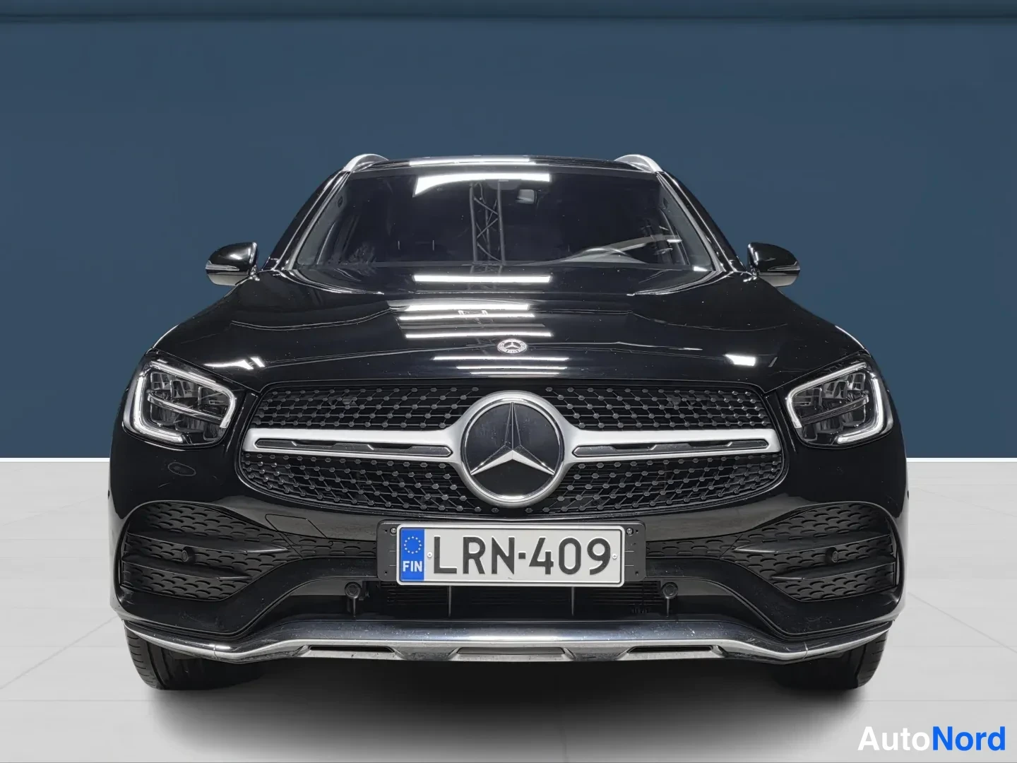 Black Mercedes-Benz GLC 2022, front, photo 3