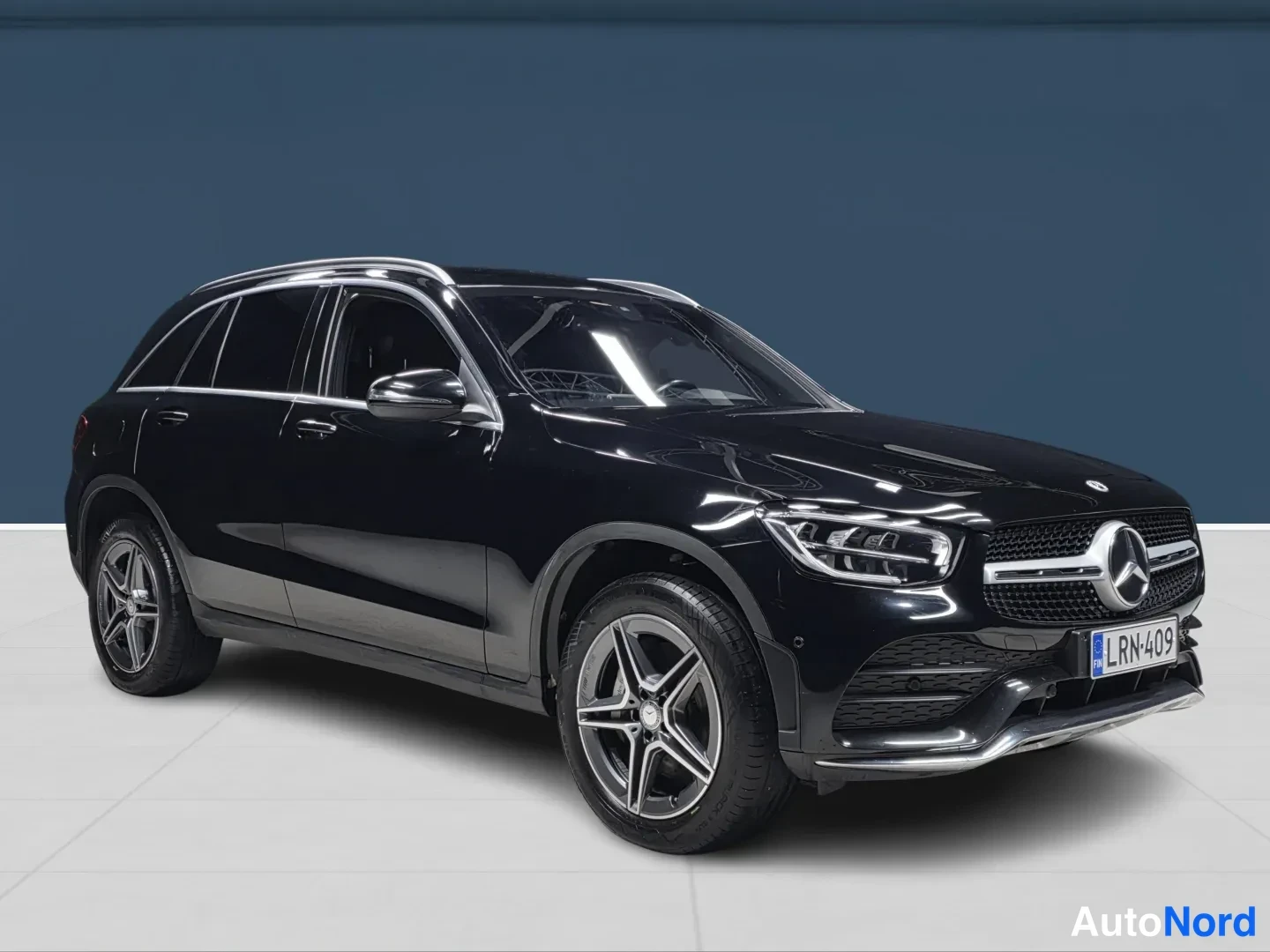 Black Mercedes-Benz GLC 2022, front three-quarter, nose to the right, photo 2