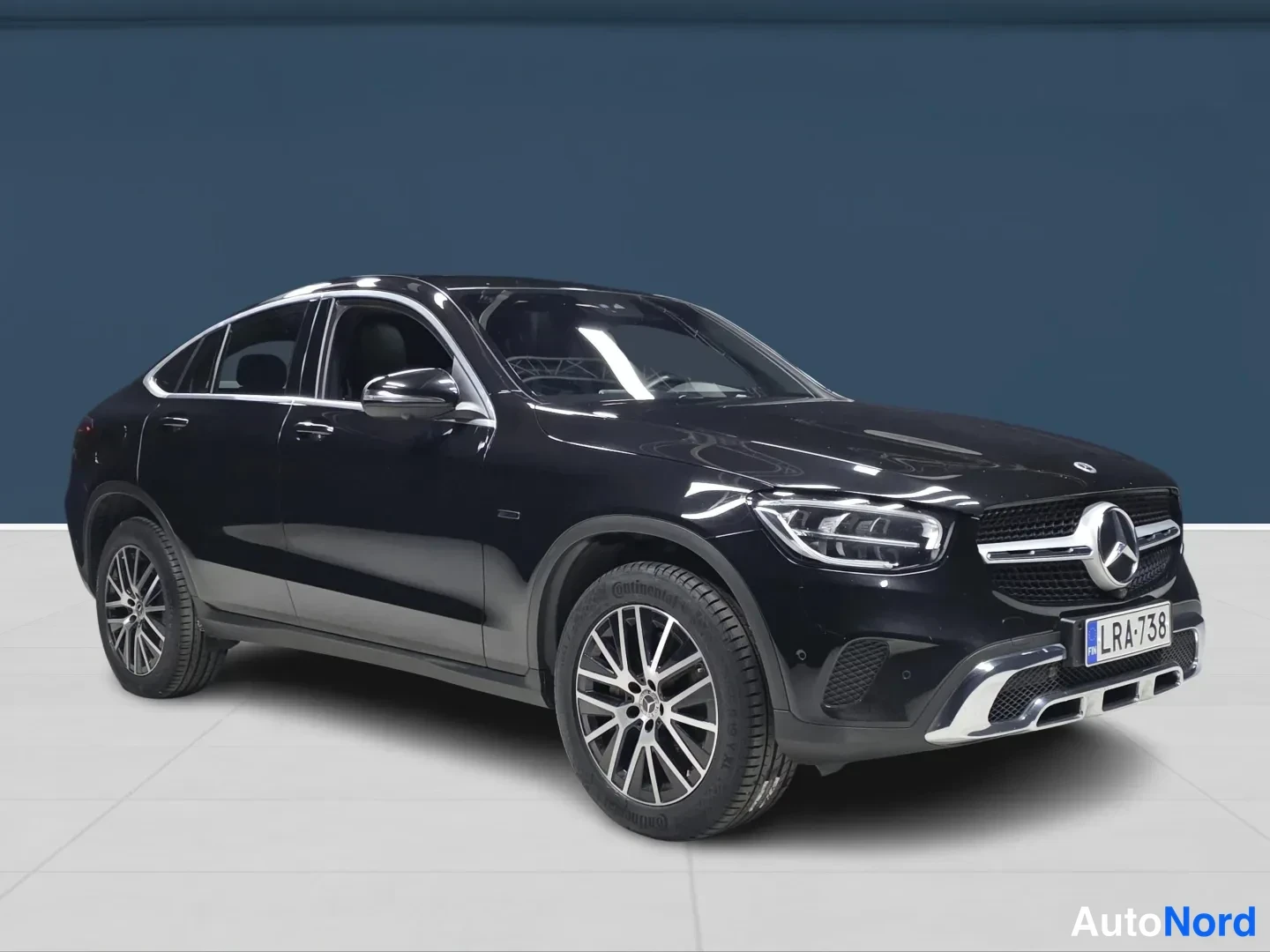 Black Mercedes-Benz GLC 2021, front three-quarter, nose to the right, photo 3
