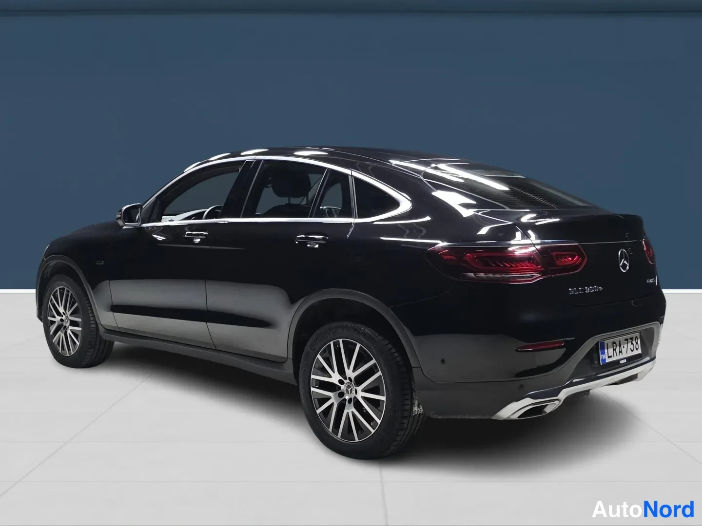 Black Mercedes-Benz GLC 2021, front three-quarter, nose to the left, photo 2
