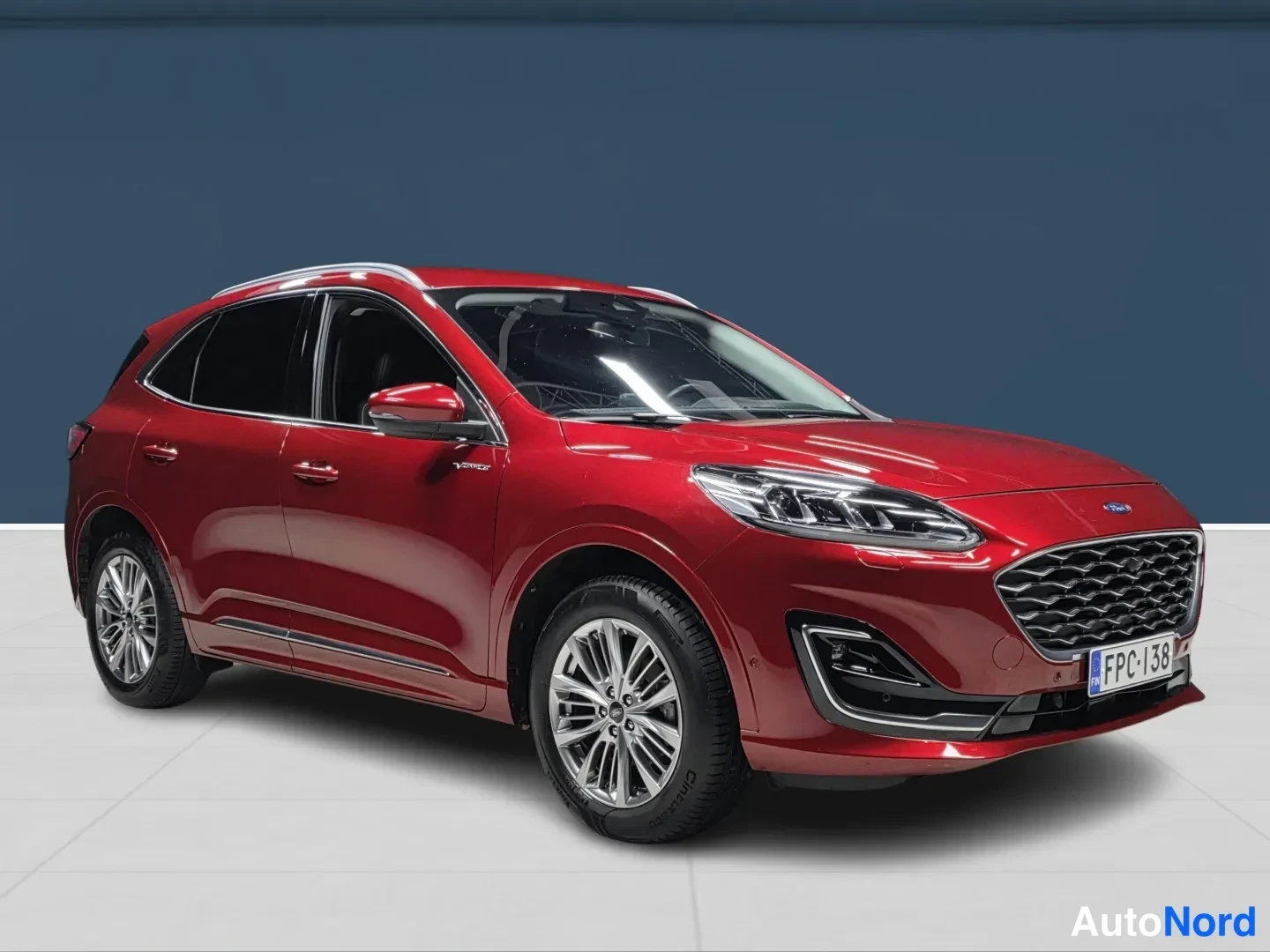 Red Ford Kuga 2022, front three-quarter, nose to the right, photo 2