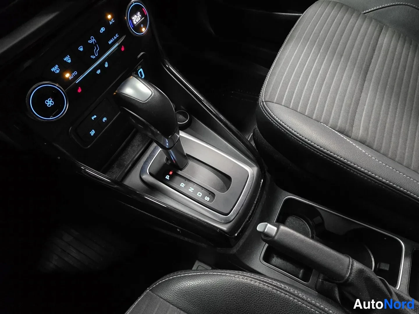 Valkoinen Ford EcoSport 2019, ohjaamo, kuva 11