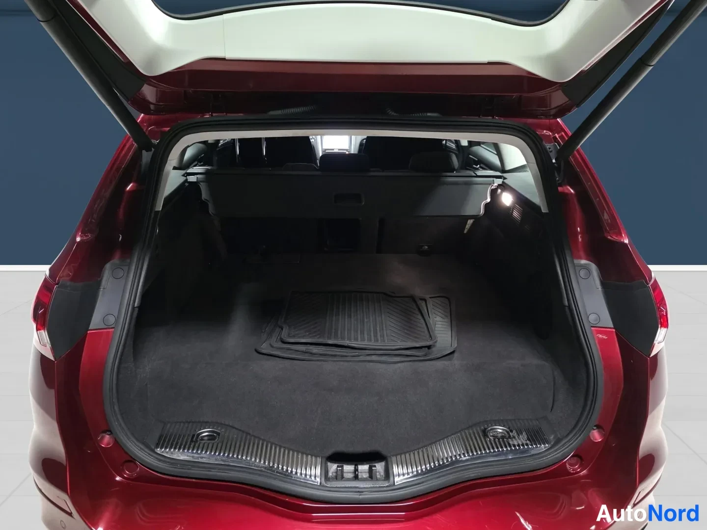 Red Ford Mondeo 2019, rear, photo 7