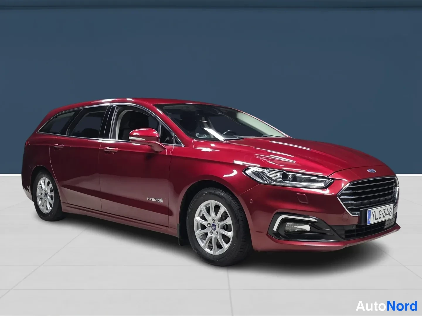 Red Ford Mondeo 2019, front three-quarter, nose to the right, photo 2