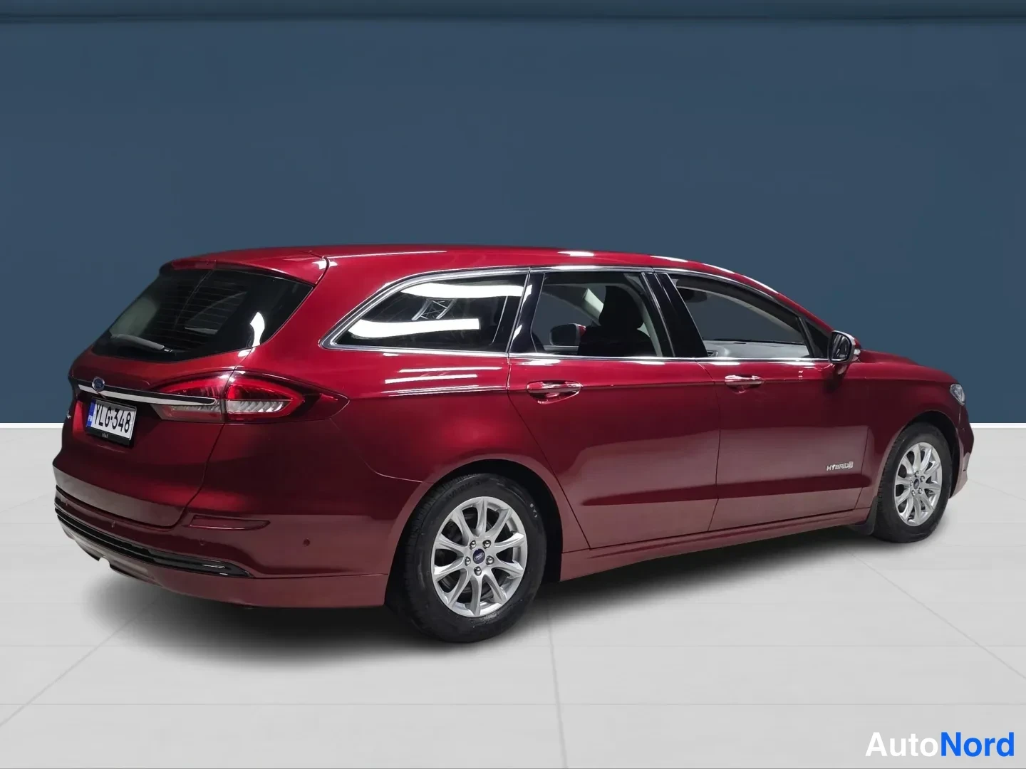 Red Ford Mondeo 2019, rear three-quarter, photo 4