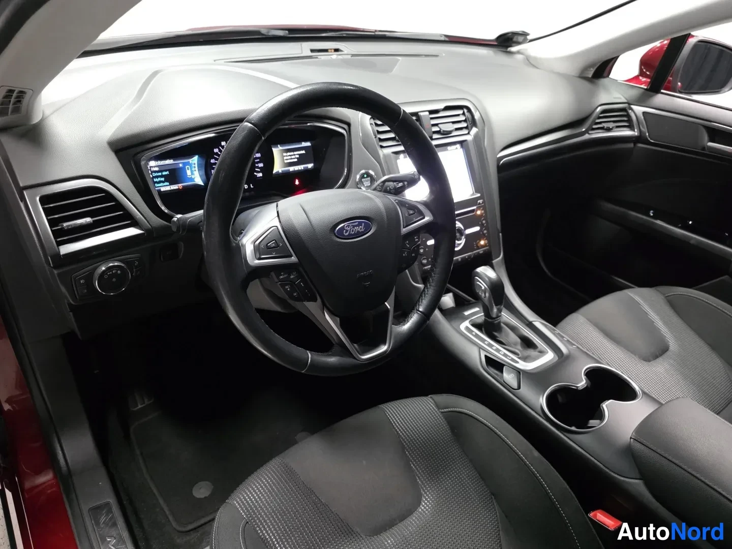 Red Ford Mondeo 2019, photo 10