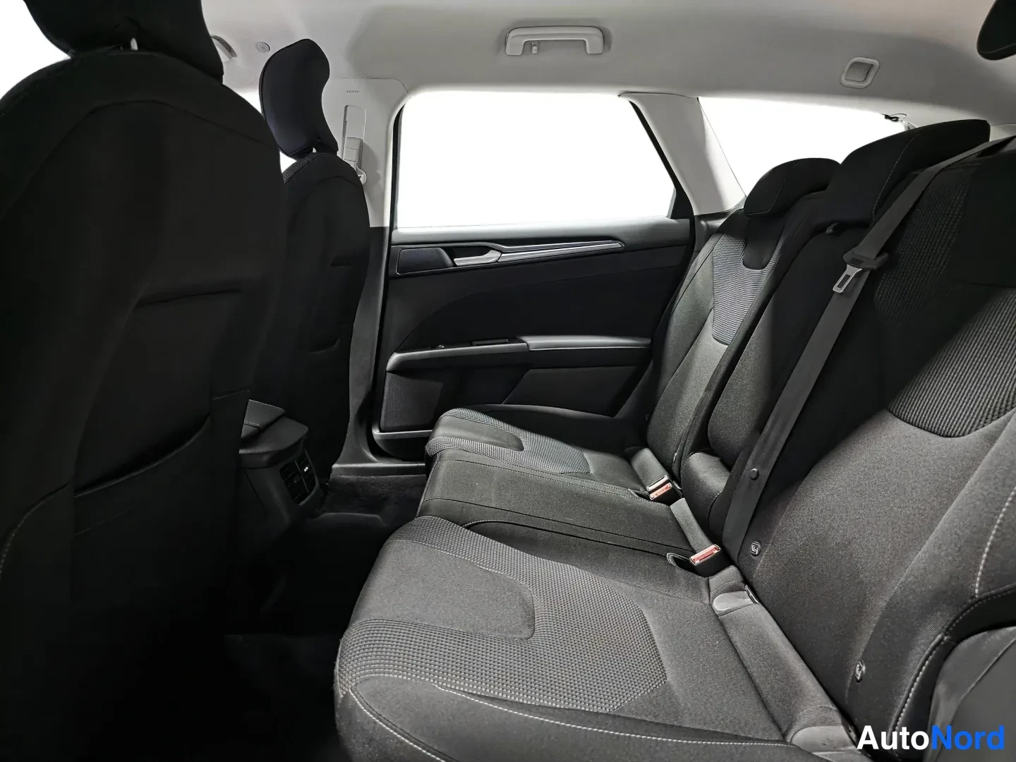 Red Ford Mondeo 2019, photo 11