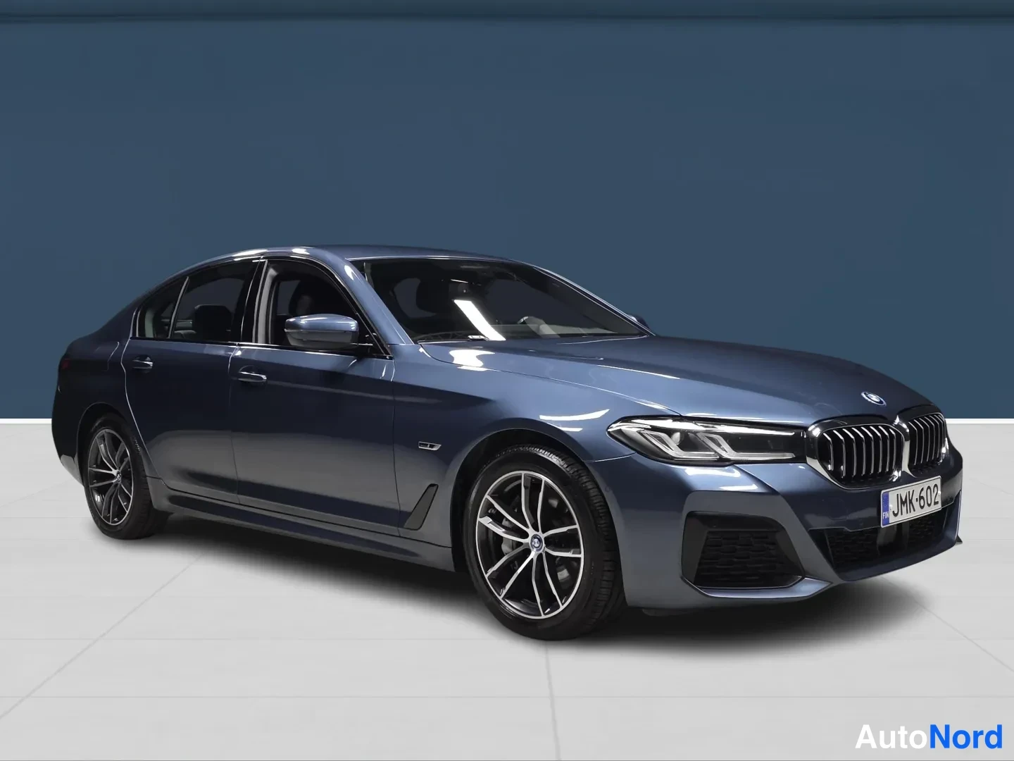 Blue BMW 545 2022, photo 2