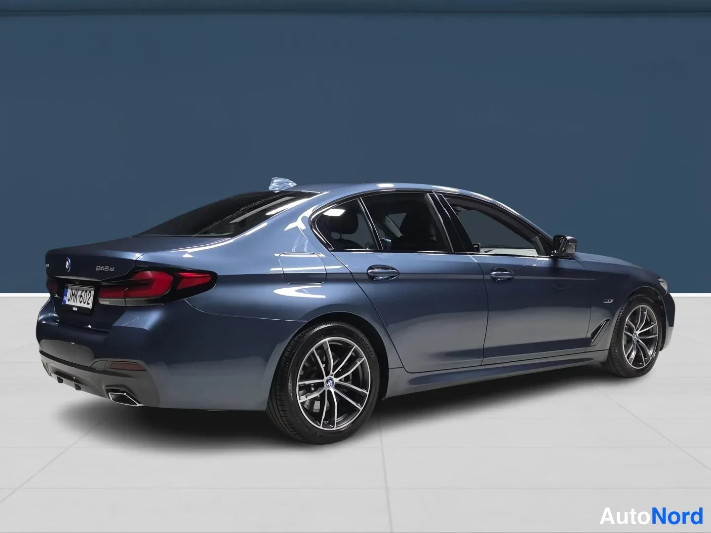Blue BMW 545 2022, photo 4