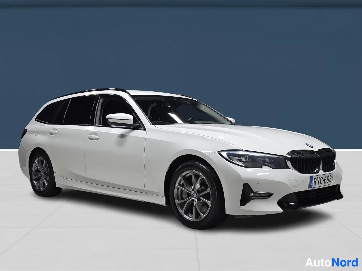White BMW 330 2021, photo 2