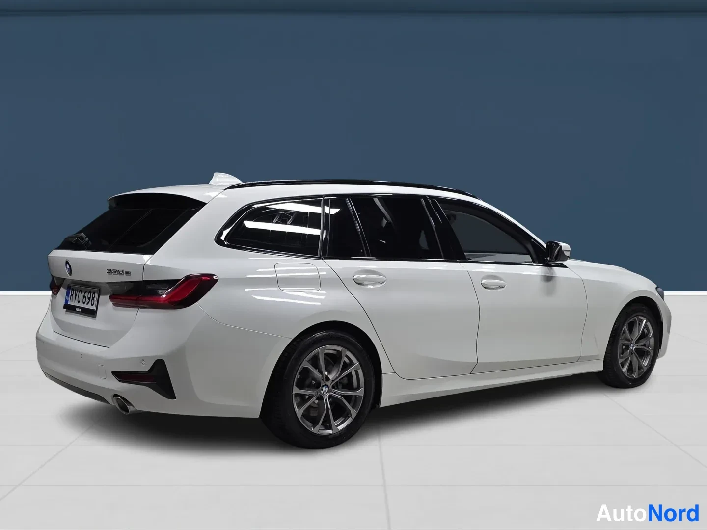 White BMW 330 2021, photo 4