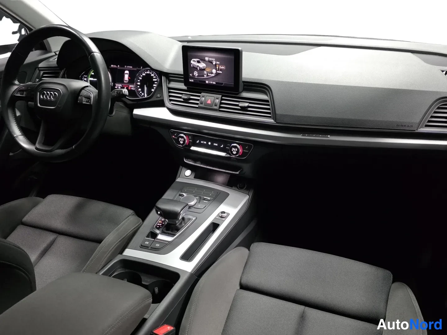 White Audi Q5 2020, photo 8