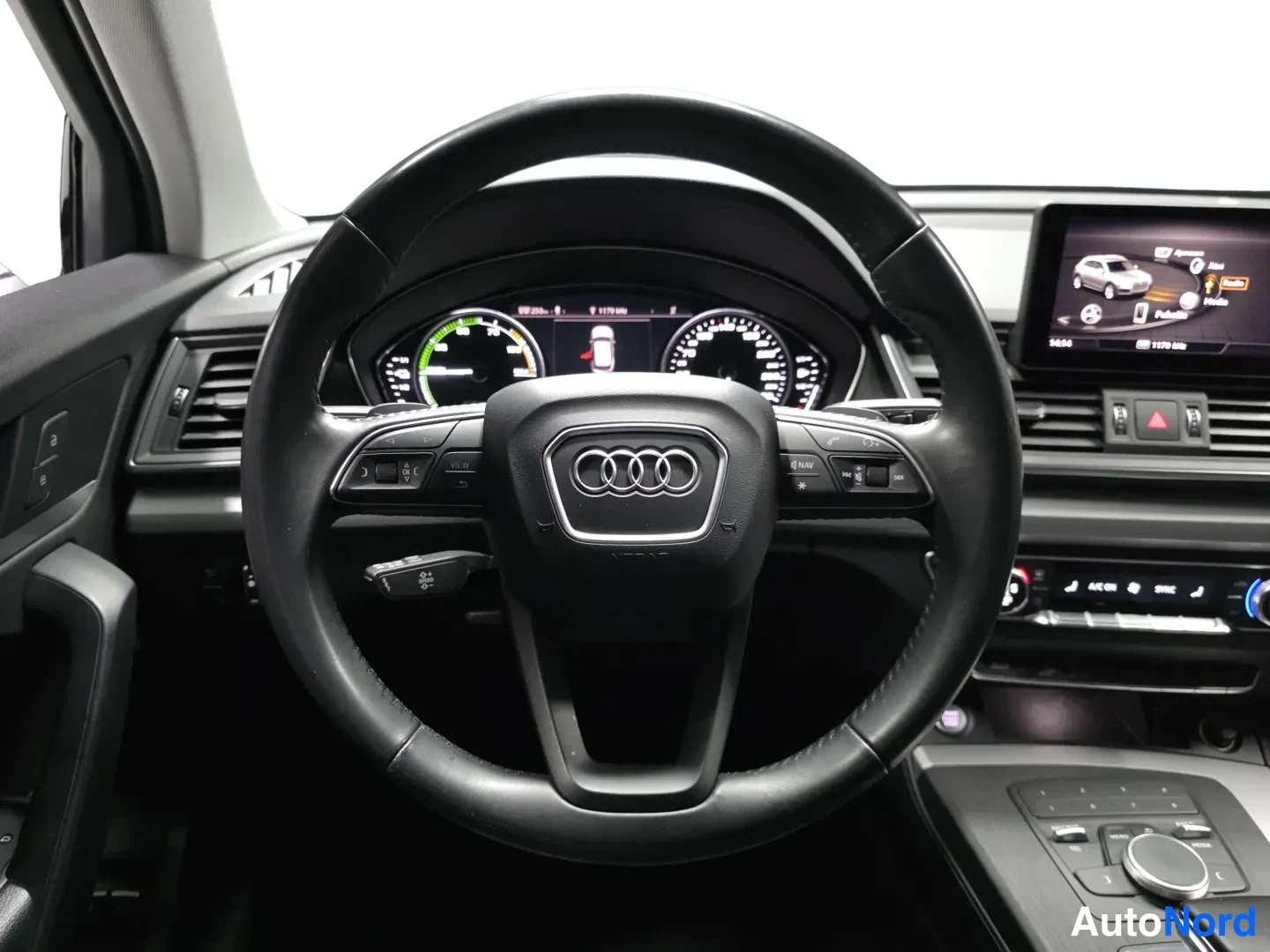 White Audi Q5 2020, photo 12