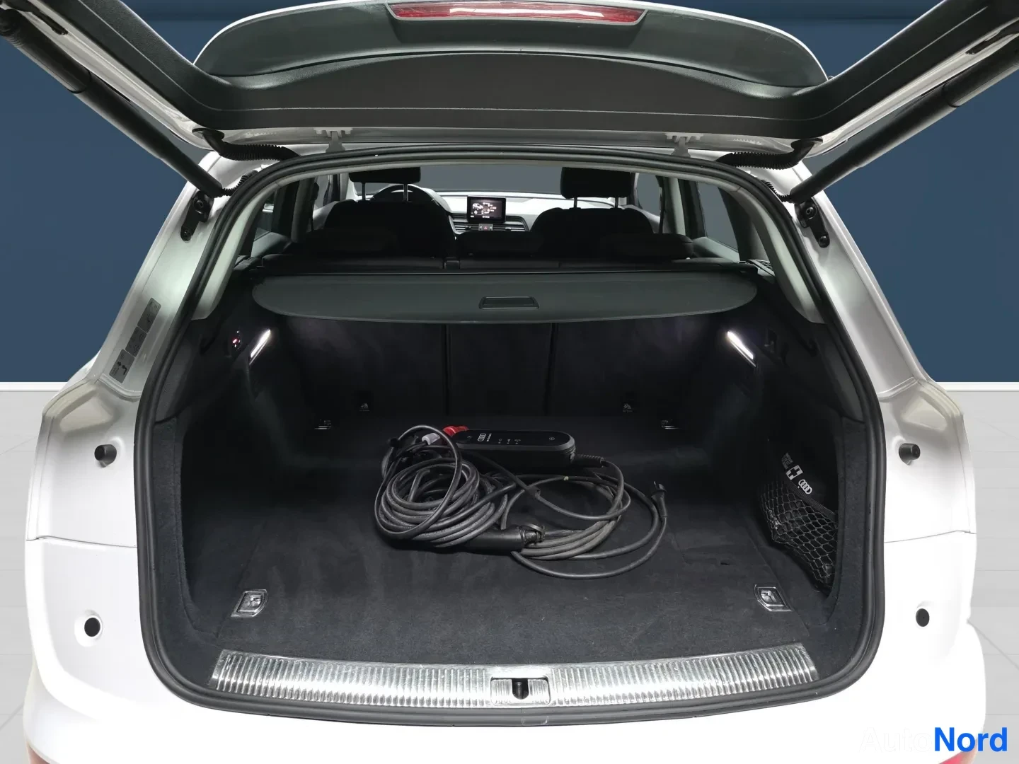 White Audi Q5 2020, photo 7