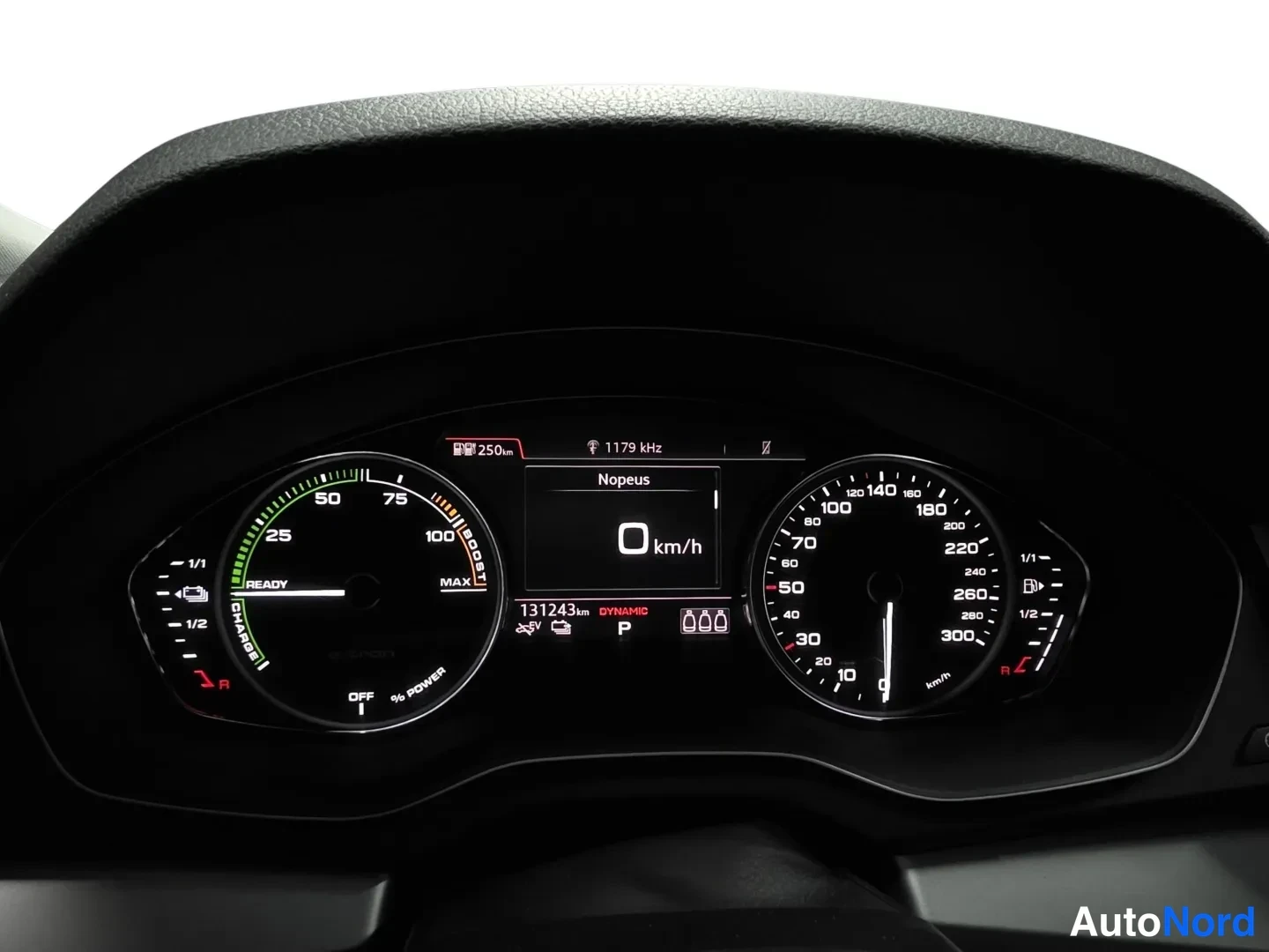 White Audi Q5 2020, photo 9