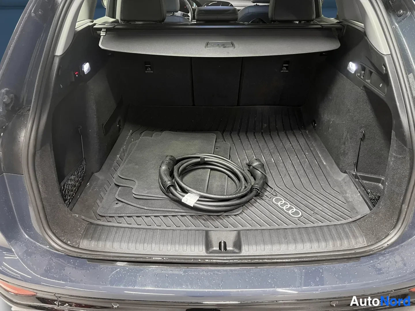 Sininen Audi Q6 e-tron 2025, kuva 7