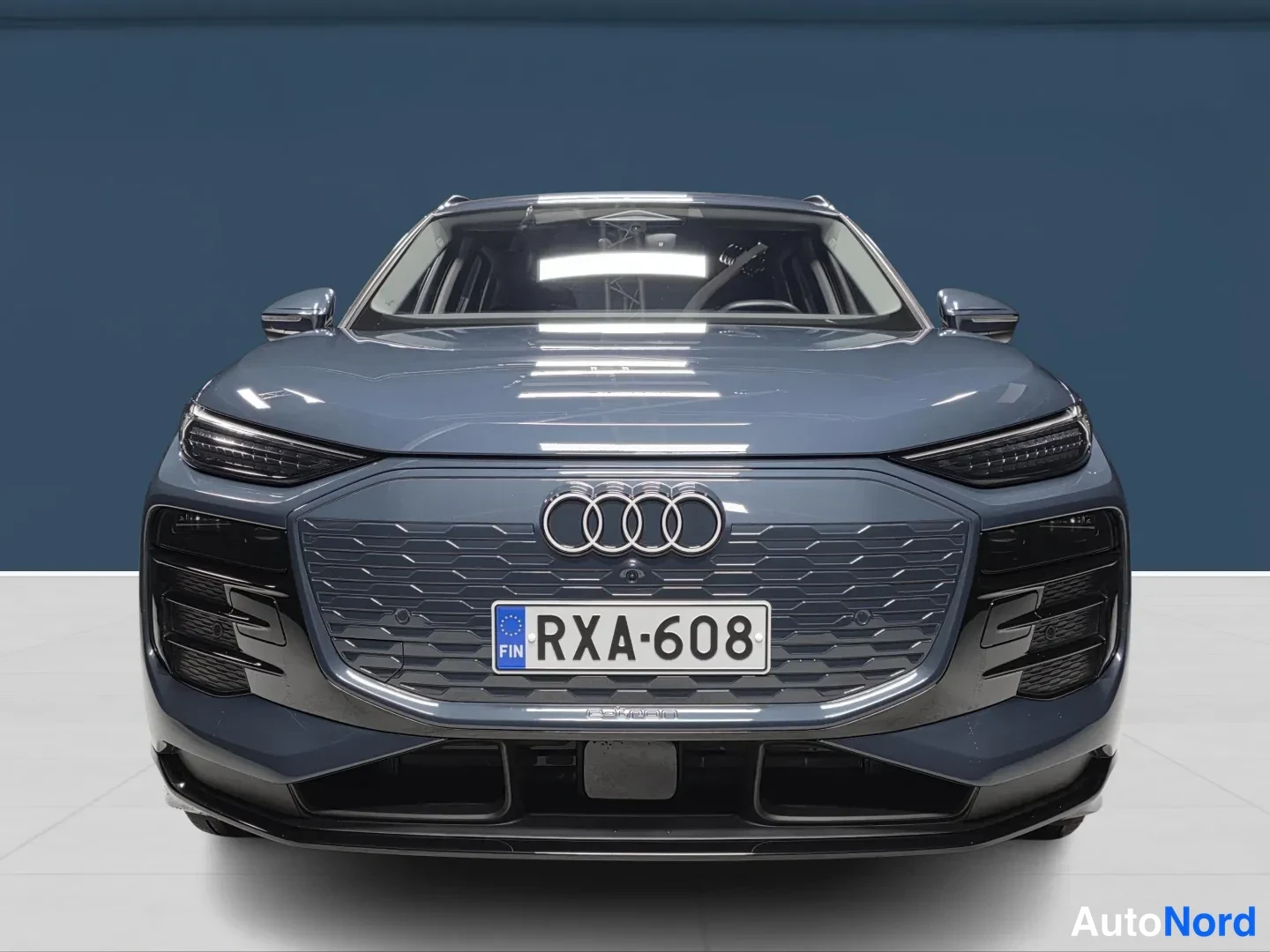 Sininen Audi Q6 e-tron 2025, edestä, kuva 3
