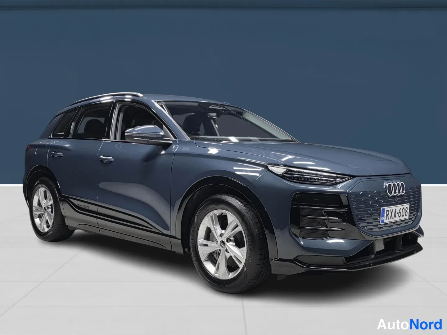 Sininen Audi Q6 e-tron 2025, etuviisto, keula oikealle, kuva 2