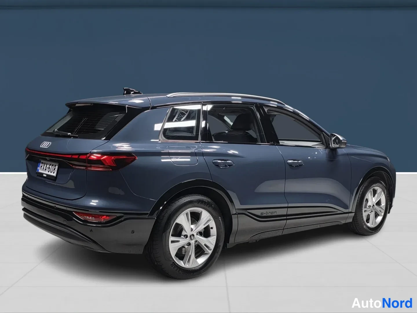 Sininen Audi Q6 e-tron 2025, takaviisto, kuva 4