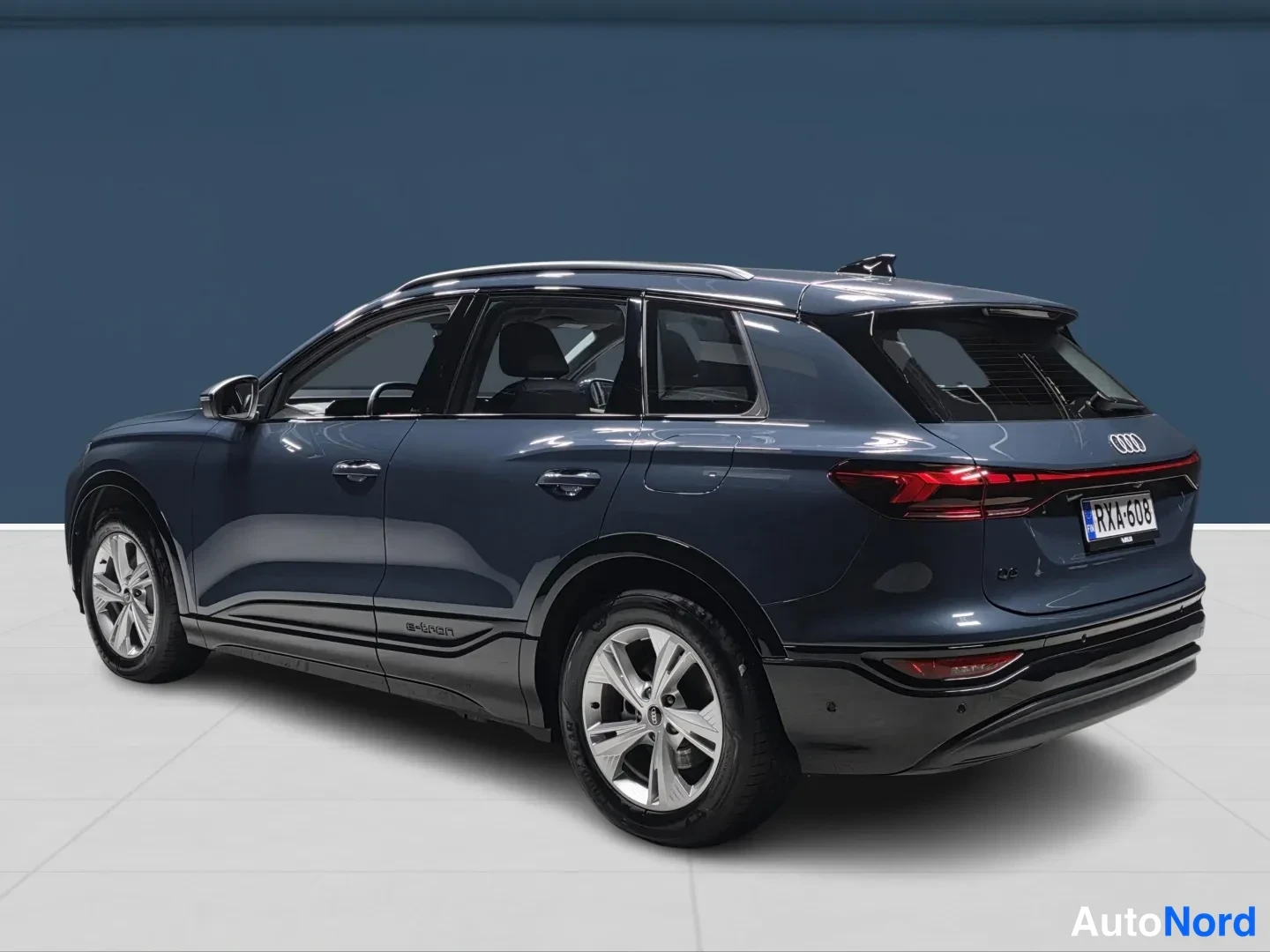 Sininen Audi Q6 e-tron 2025, takaviisto, kuva 5