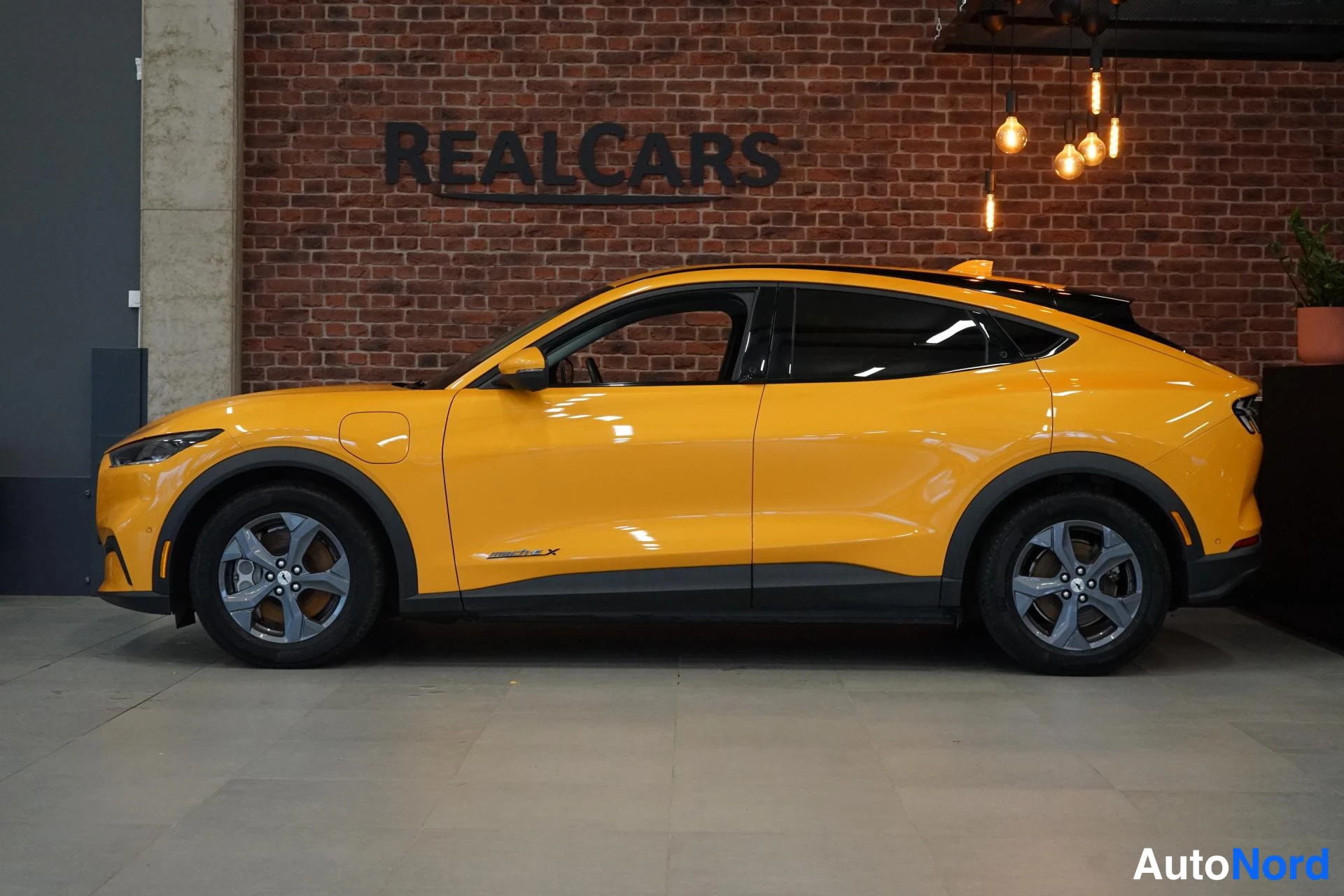 Yellow Ford Mustang Mach-E 2022, front three-quarter, nose to the left, photo 3