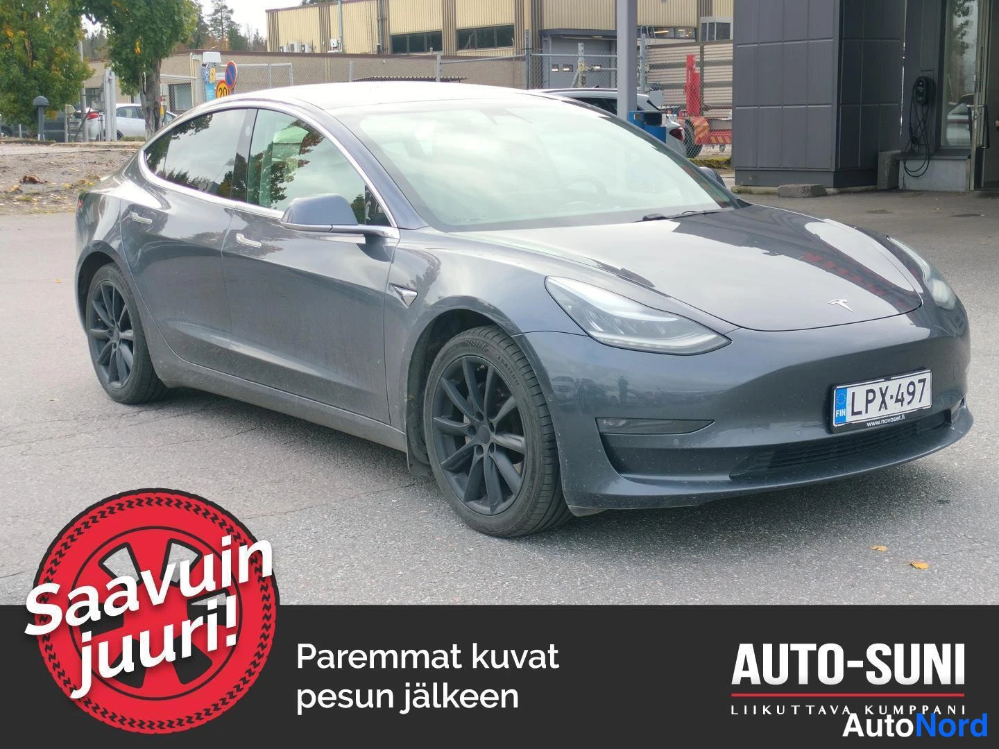 Harmaa Tesla Model 3 2019, etuviisto, keula oikealle, kuva 2