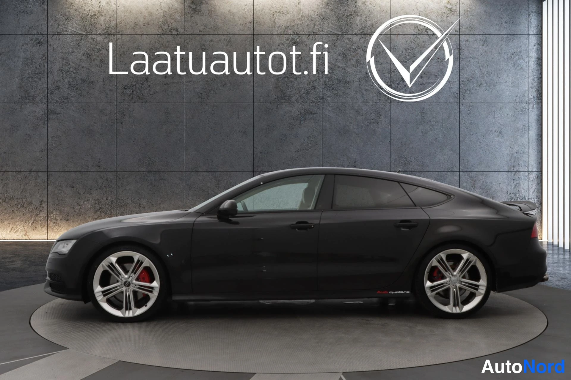 Musta Audi A7 2012, sivulta, kuva 3