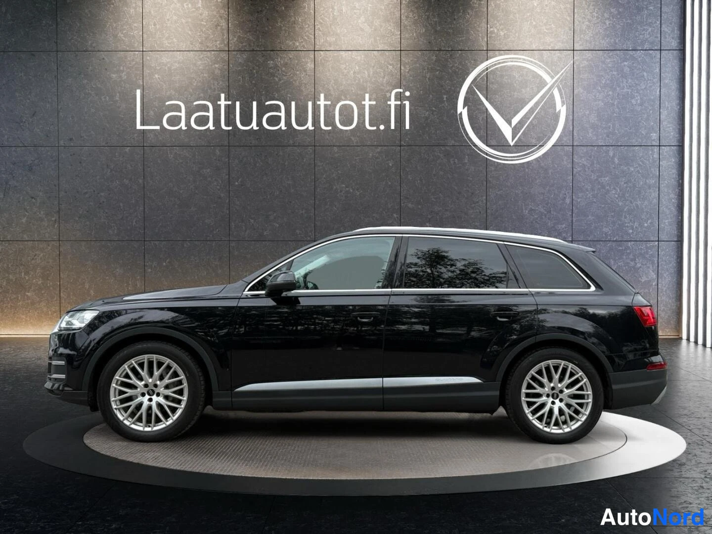 Musta Audi Q7 2016, sivulta, kuva 5
