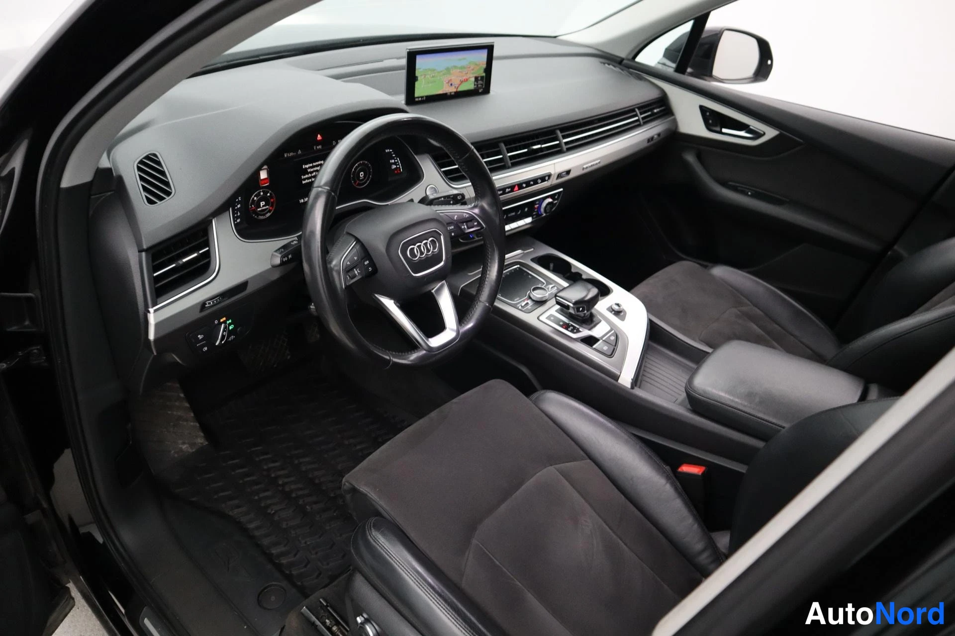 Musta Audi Q7 2016, yksityiskohta, kuva 13