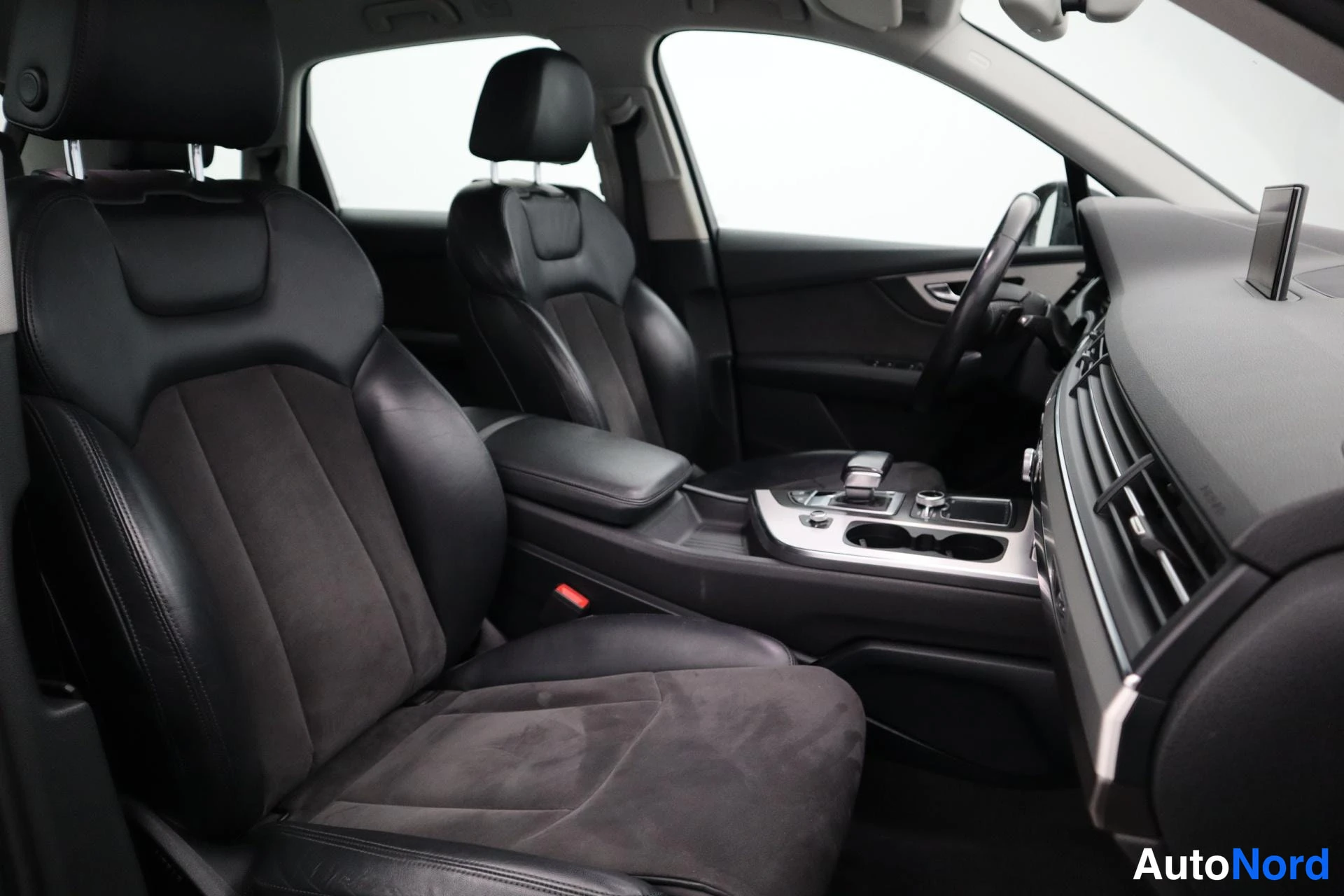 Musta Audi Q7 2016, yksityiskohta, kuva 16