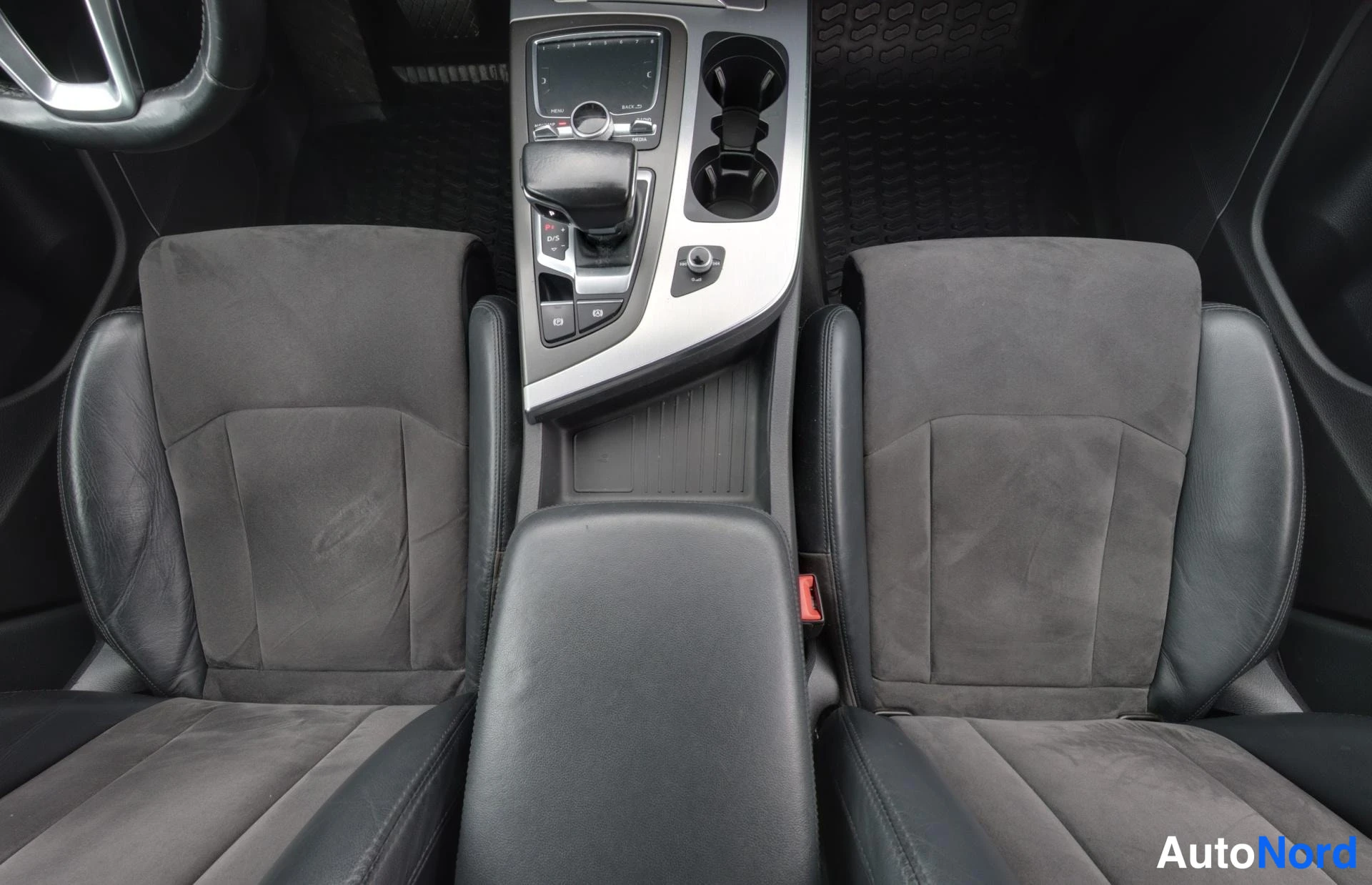 Musta Audi Q7 2016, yksityiskohta, kuva 17