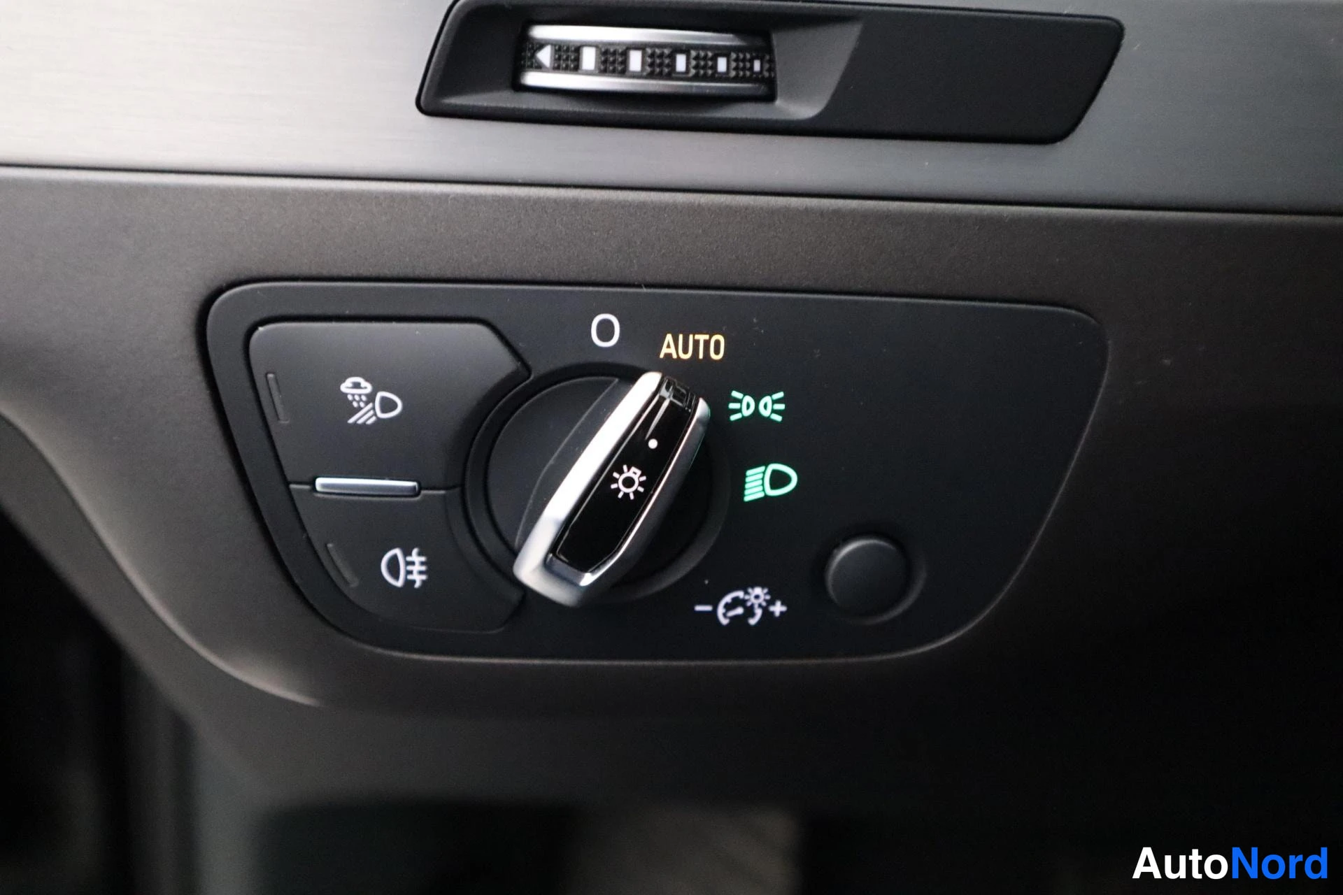 Musta Audi Q7 2016, kuva 34