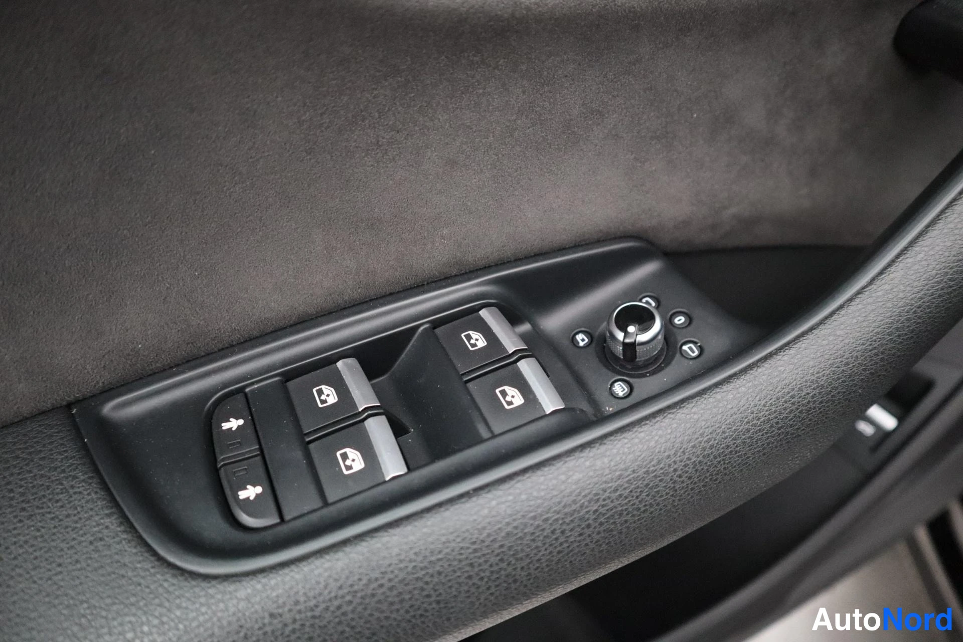 Musta Audi Q7 2016, kuva 35