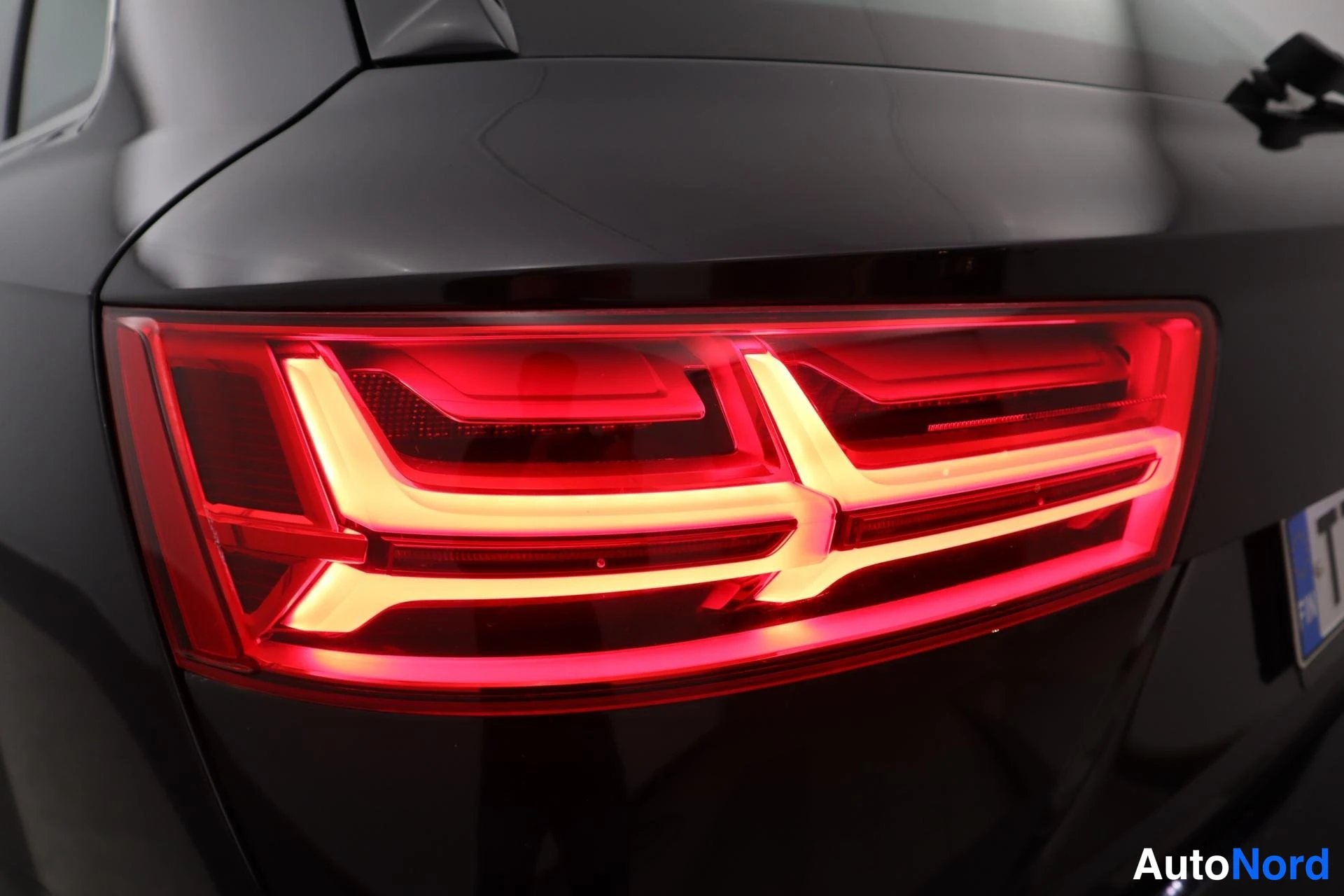 Musta Audi Q7 2016, takaa, kuva 10