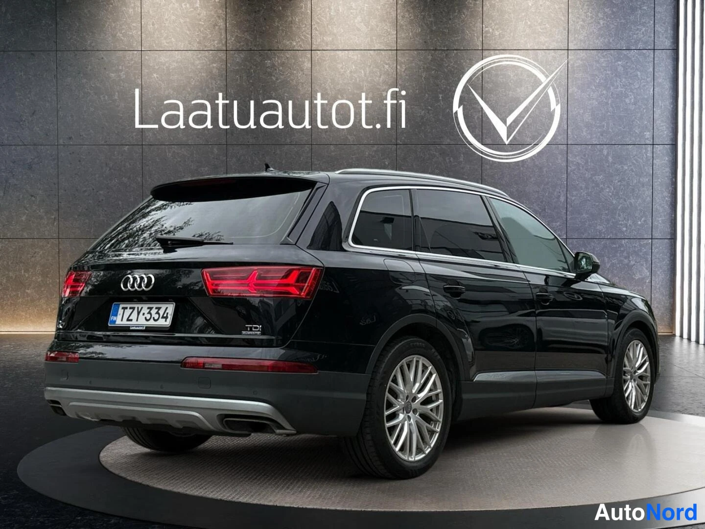 Musta Audi Q7 2016, takaviisto, kuva 8