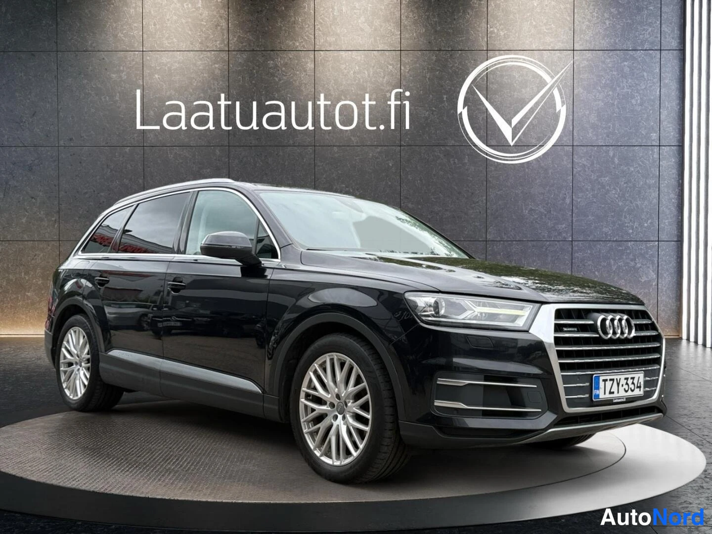 Musta Audi Q7 2016, etuviisto, keula oikealle, kuva 2