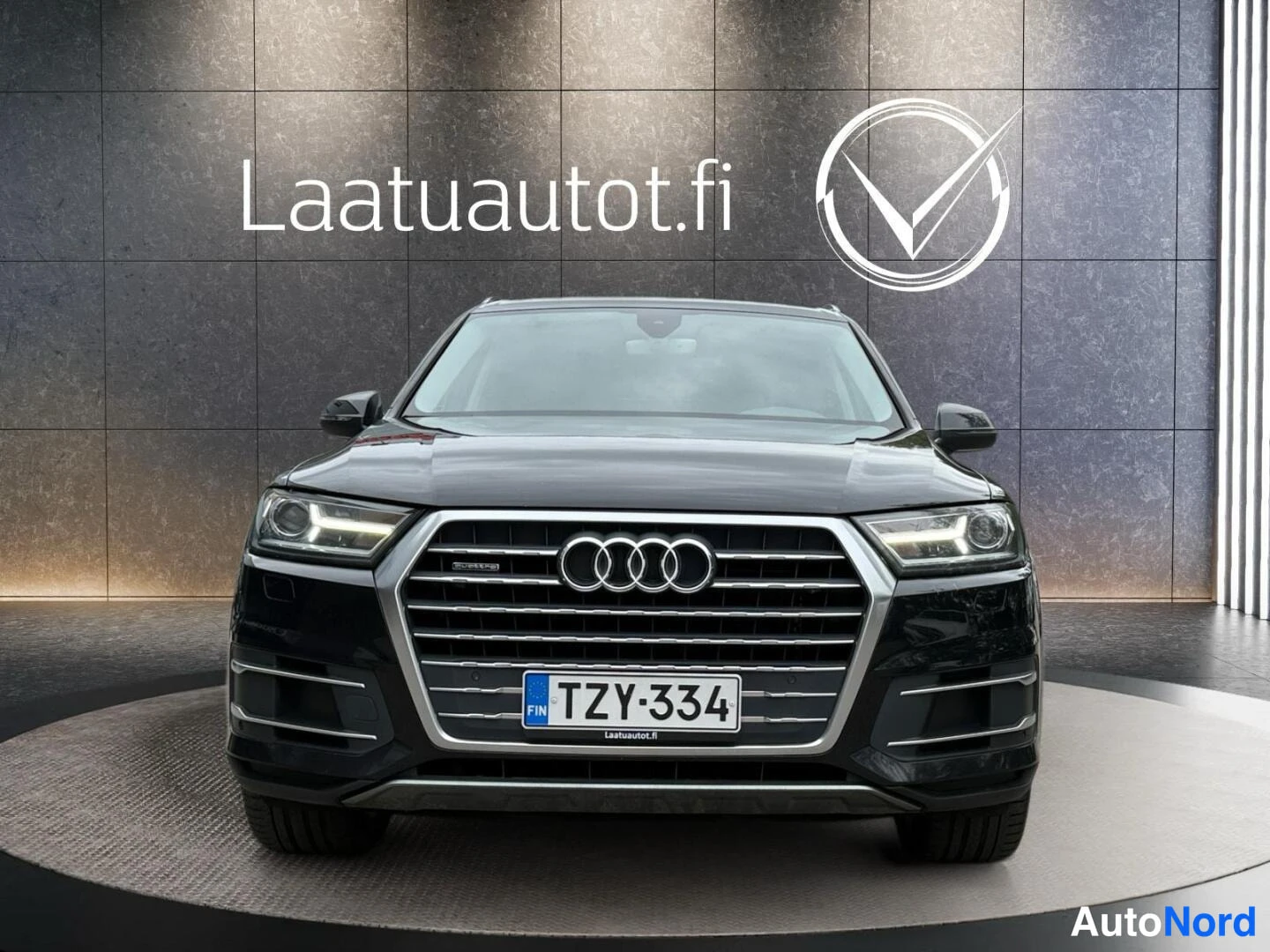 Musta Audi Q7 2016, edestä, kuva 3