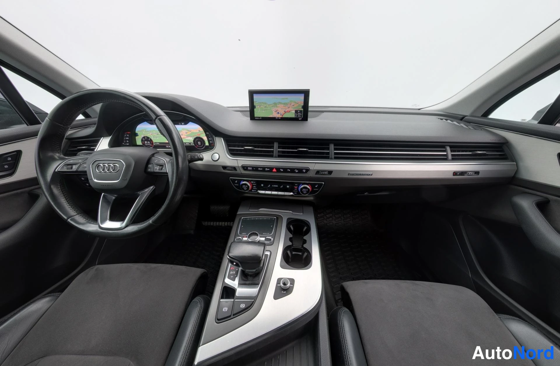 Musta Audi Q7 2016, yksityiskohta, kuva 11
