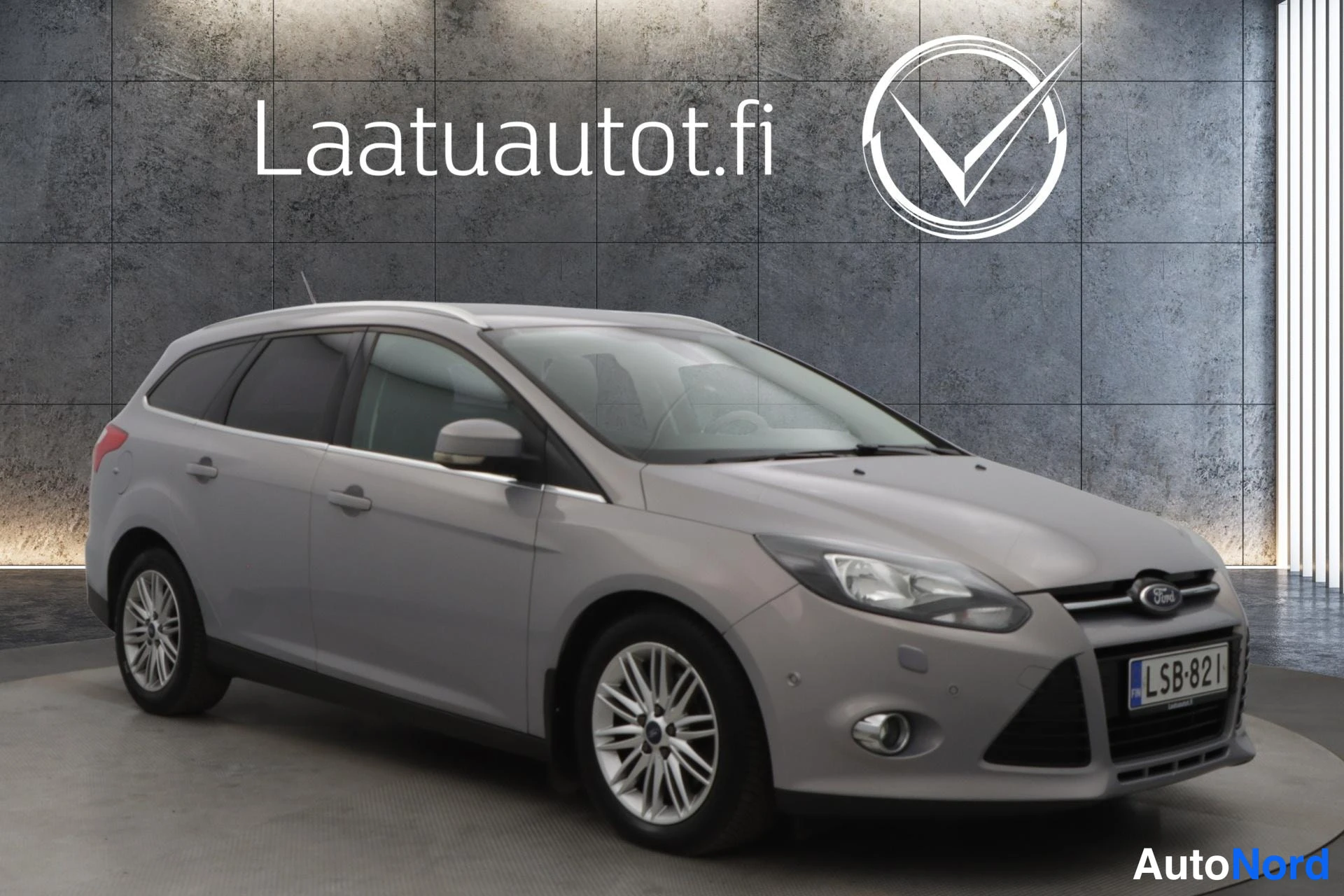 Harmaa Ford Focus 2013, etuviisto, keula oikealle, kuva 3
