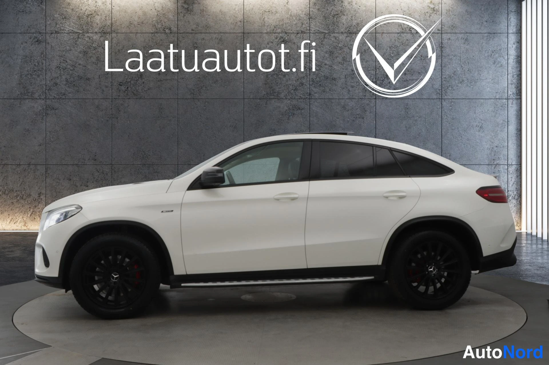 Valkoinen Mercedes-Benz GLE 43 2015, etuviisto, keula vasemmalle, kuva 2