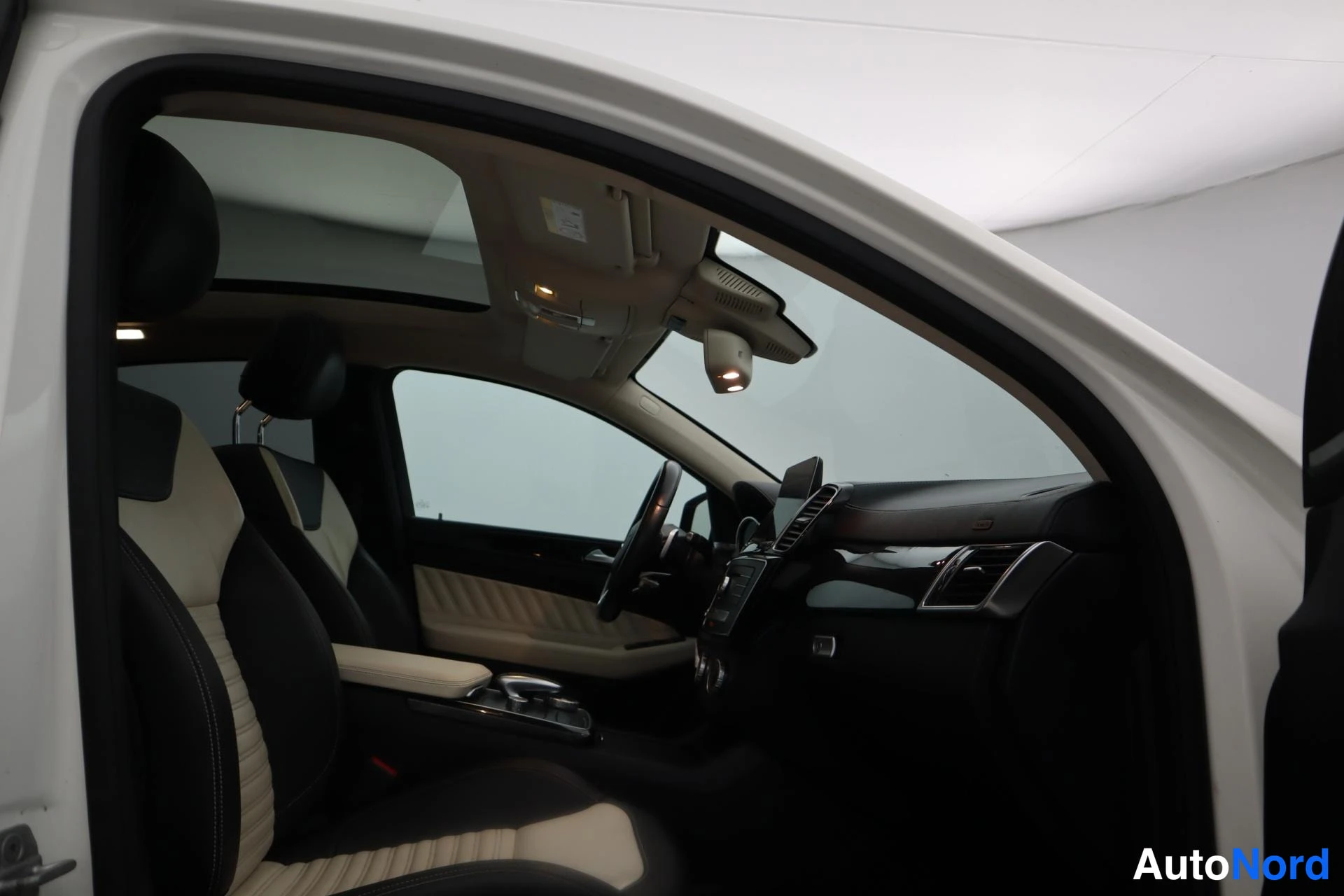 Valkoinen Mercedes-Benz GLE 43 2015, kuva 15