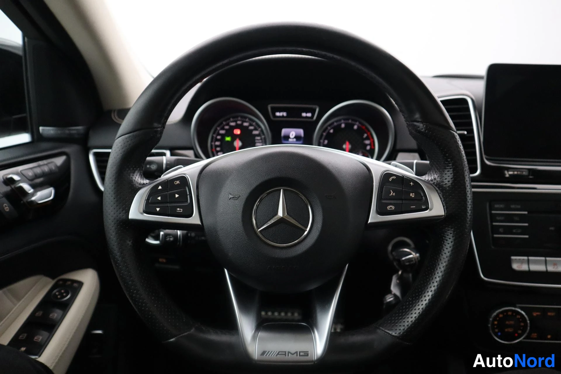 Valkoinen Mercedes-Benz GLE 43 2015, kuva 17