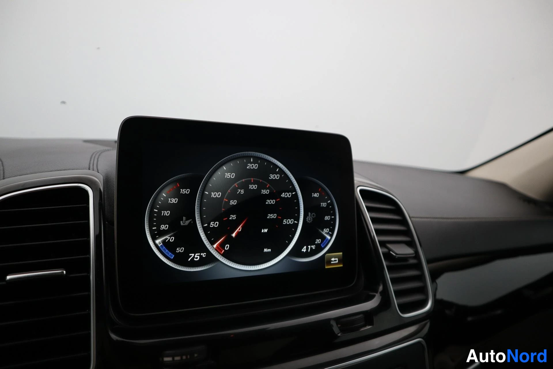 Valkoinen Mercedes-Benz GLE 43 2015, kuva 27