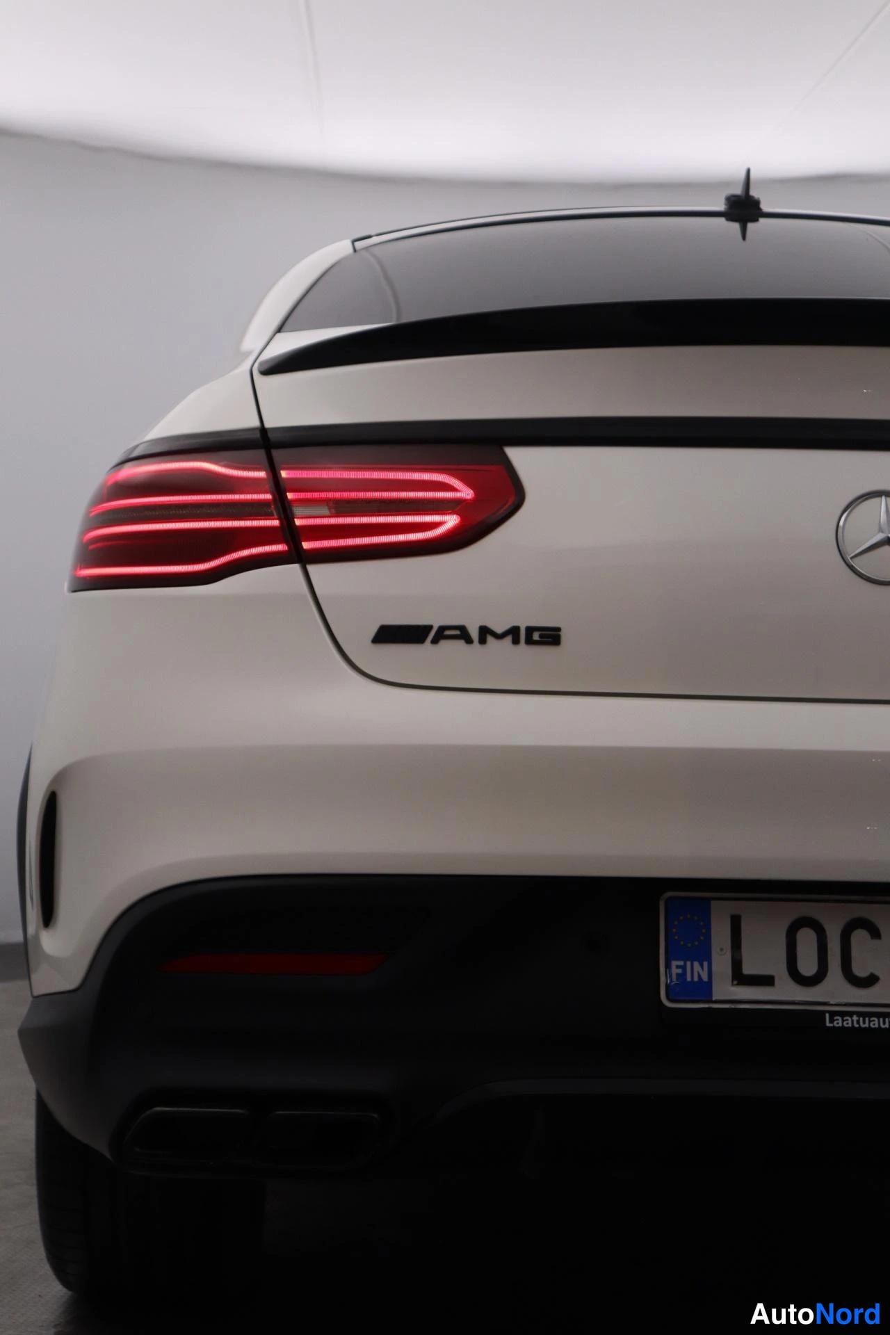 Valkoinen Mercedes-Benz GLE 43 2015, takaa, kuva 9