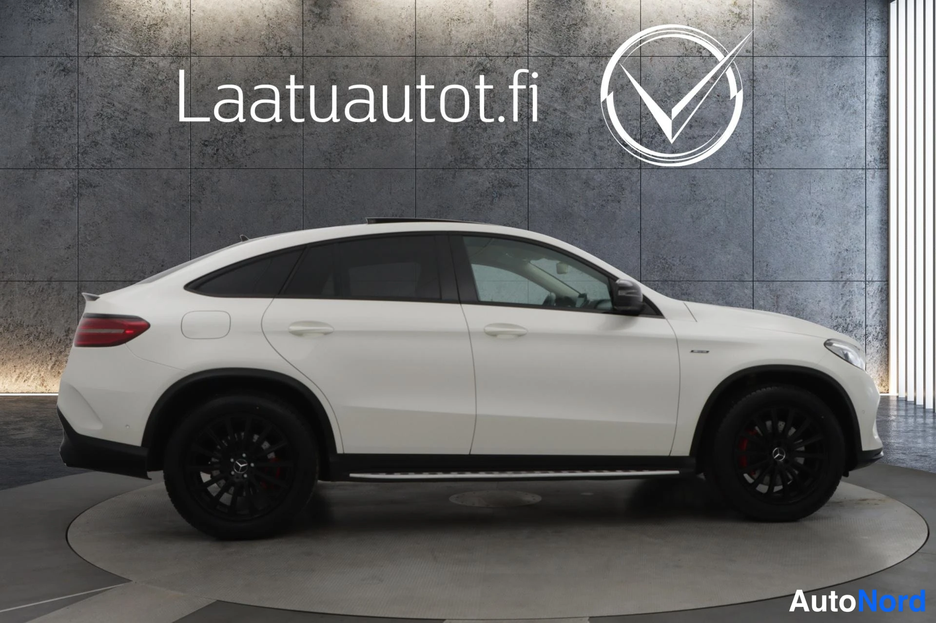 Valkoinen Mercedes-Benz GLE 43 2015, sivulta, kuva 5