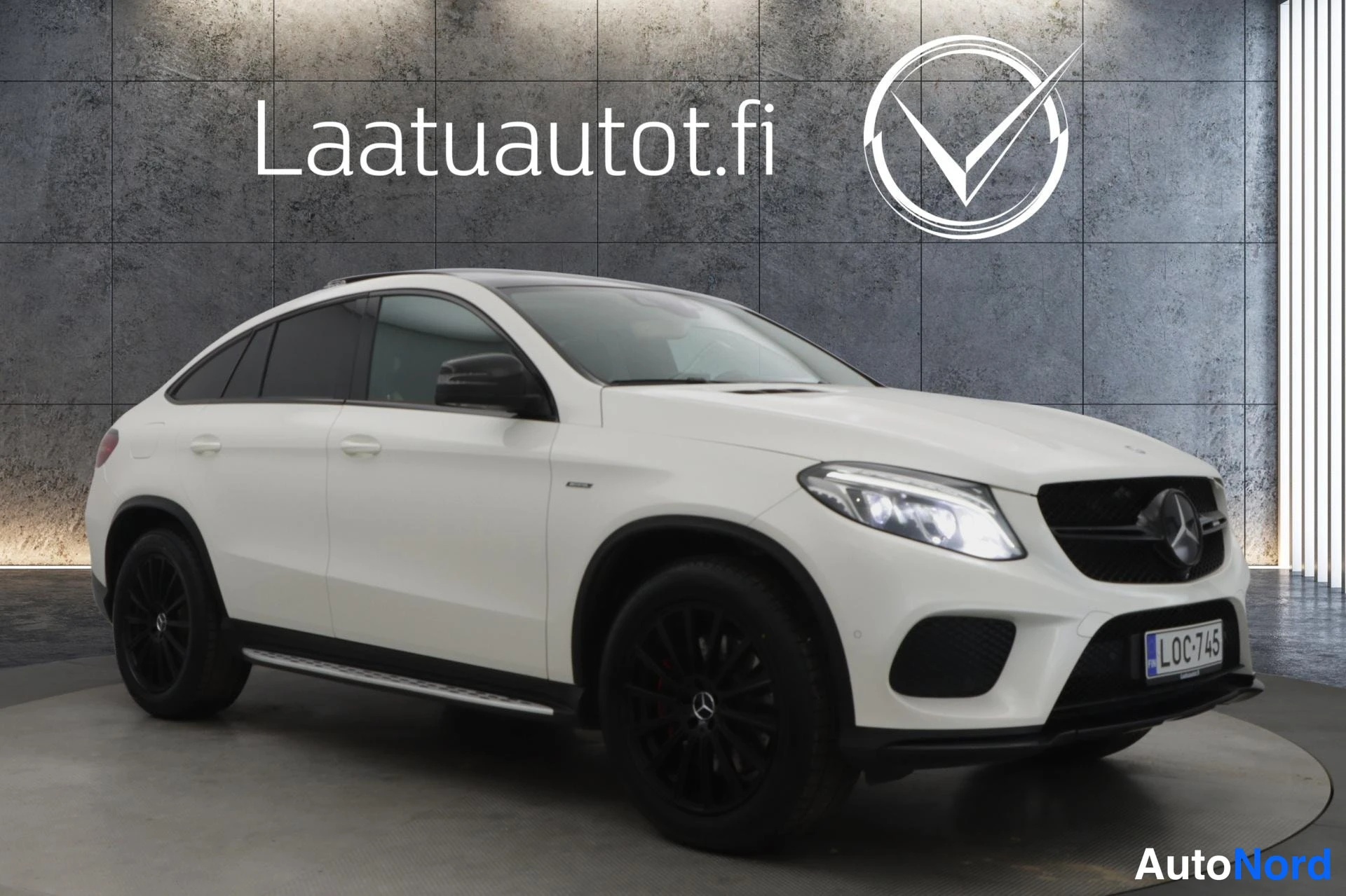 Valkoinen Mercedes-Benz GLE 43 2015, etuviisto, keula oikealle, kuva 3