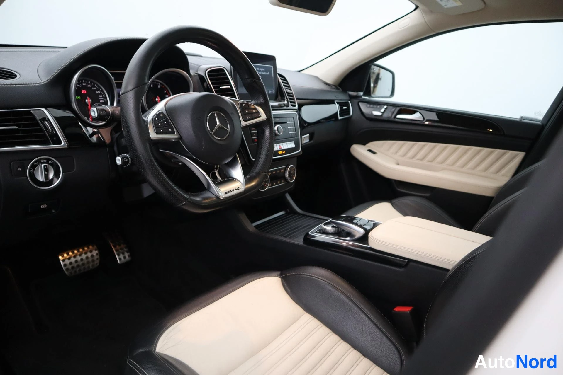 Valkoinen Mercedes-Benz GLE 43 2015, kuva 12