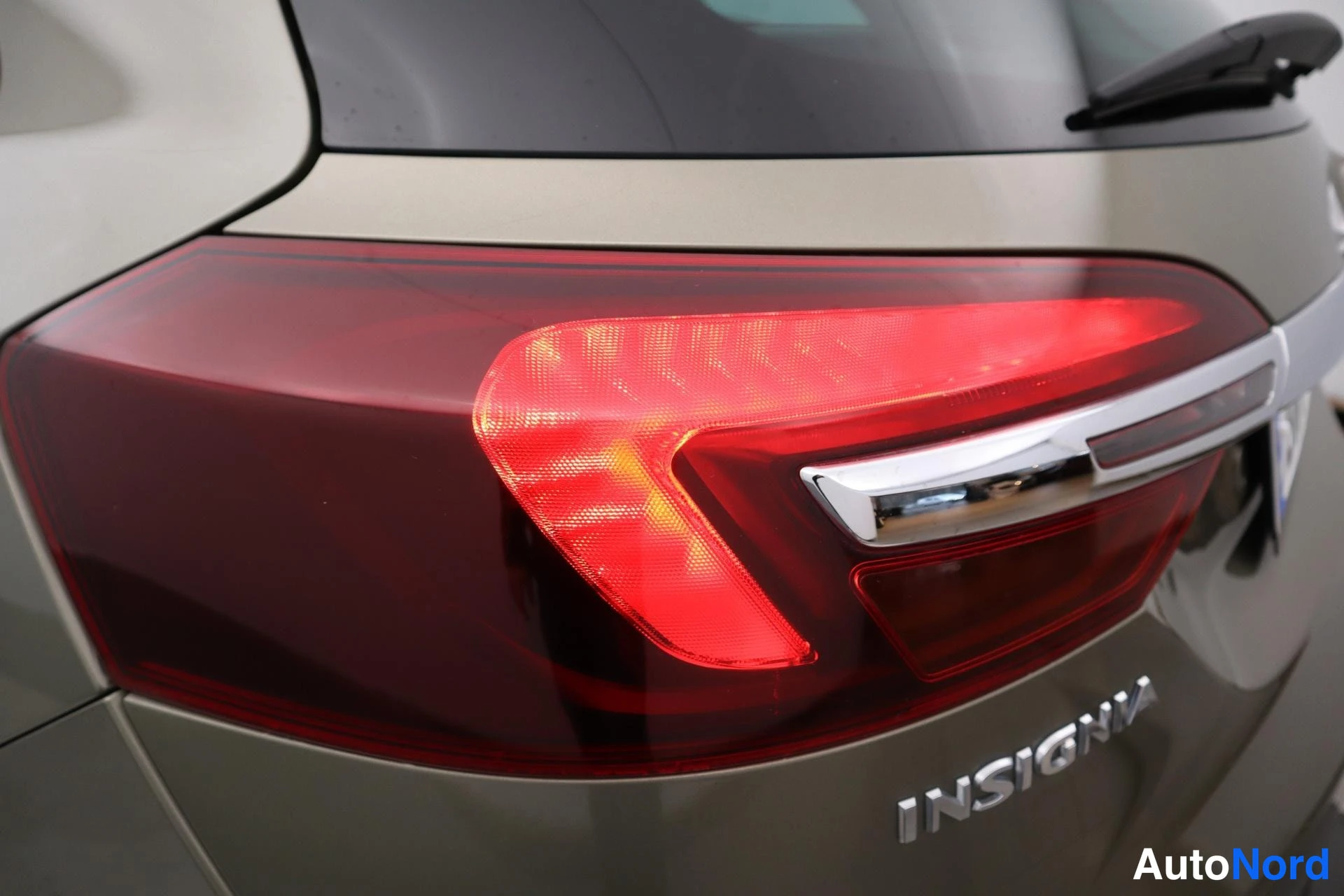Ruskea Opel Insignia 2014, takaa, kuva 12