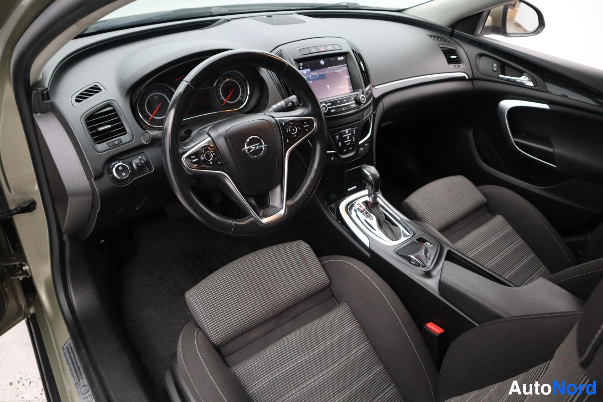 Ruskea Opel Insignia 2014, etuviisto, keula vasemmalle, kuva 2