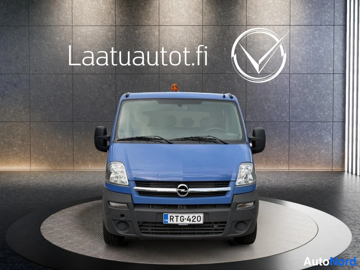 Sininen Opel Movano 2010, edestä, kuva 3